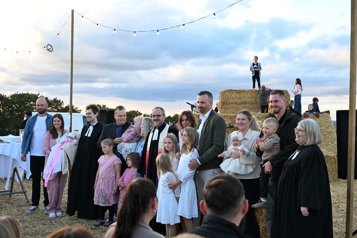 Gruppenbild mit Geistlichen und Besuchern nach dem Open-Air-Gottesdienst