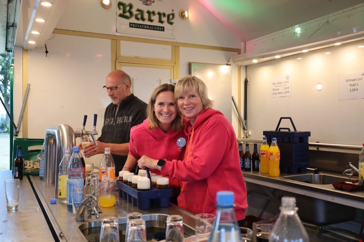 Helferteam im Getränkewagen beim Kleifest