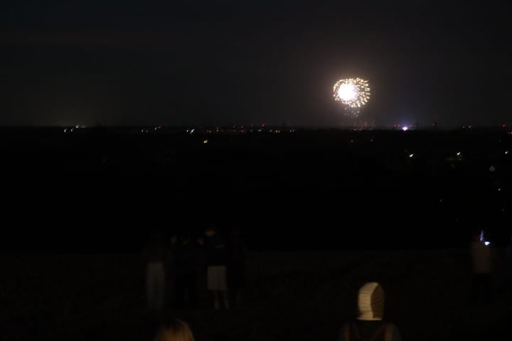 Helles Feuerwerk über dem Festgelände des Kleifests